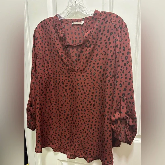 Lush Warren split neck leopard blouse - red and black - Picture 4 of 8